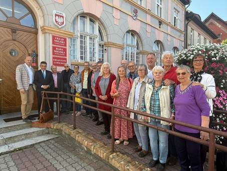 Ein Bild, das Kleidung, Person, Gebude, drauen enthlt.

KI-generierte Inhalte knnen fehlerhaft sein.