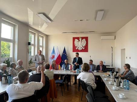 Ein Bild, das Im Haus, Stuhl, Mobiliar, Wand enthlt.

KI-generierte Inhalte knnen fehlerhaft sein.