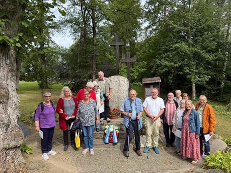 Ein Bild, das Kleidung, drauen, Person, Gruppe enthlt.

KI-generierte Inhalte knnen fehlerhaft sein.