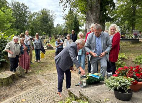 Ein Bild, das drauen, Kleidung, Person, Baum enthlt.

KI-generierte Inhalte knnen fehlerhaft sein.
