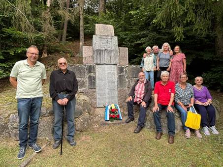 Ein Bild, das Kleidung, drauen, Person, Schuhwerk enthlt.