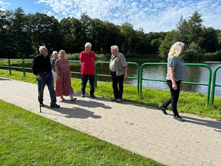 Ein Bild, das drauen, Schuhwerk, Himmel, Gras enthlt.

KI-generierte Inhalte knnen fehlerhaft sein.