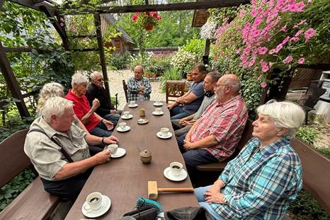 Ein Bild, das Kleidung, Person, Baum, Pflanze enthlt.

KI-generierte Inhalte knnen fehlerhaft sein.