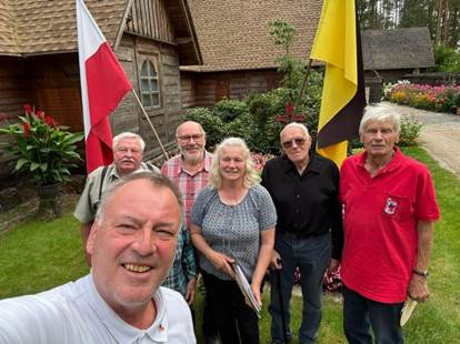 Ein Bild, das Kleidung, Person, Mann, drauen enthlt.