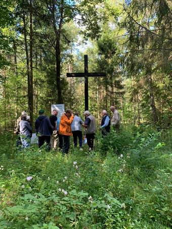 Ein Bild, das drauen, Gras, Kleidung, Menschen enthlt.