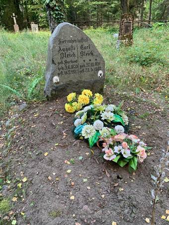 Ein Bild, das Grab, Friedhof, drauen, Grabstein enthlt.