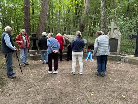 Ein Bild, das drauen, Baum, Kleidung, Person enthlt.