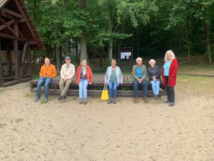 Ein Bild, das drauen, Kleidung, Gelnde, Baum enthlt.