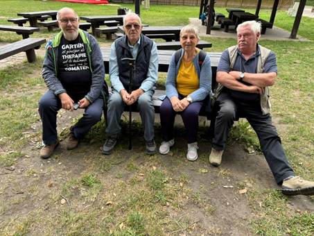 Ein Bild, das Kleidung, Person, drauen, Schuhwerk enthlt.

KI-generierte Inhalte knnen fehlerhaft sein.