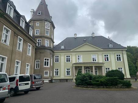 Ein Bild, das drauen, Gebude, Landfahrzeug, Wolke enthlt.