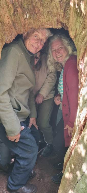 Ein Bild, das Person, Kleidung, Menschliches Gesicht, Lcheln enthlt.