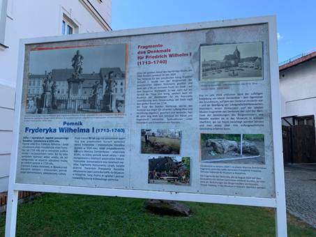 Ein Bild, das Mobiliar, Tisch, Im Haus, Esstisch enthlt.