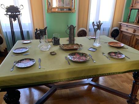 Ein Bild, das Mobiliar, Tisch, Im Haus, Esstisch enthlt.