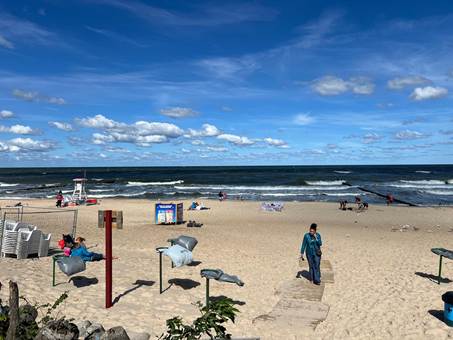 Ein Bild, das drauen, Himmel, Gebude, Rad enthlt.