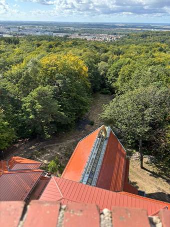 Ein Bild, das drauen, Himmel, Landfahrzeug, Gebude enthlt.