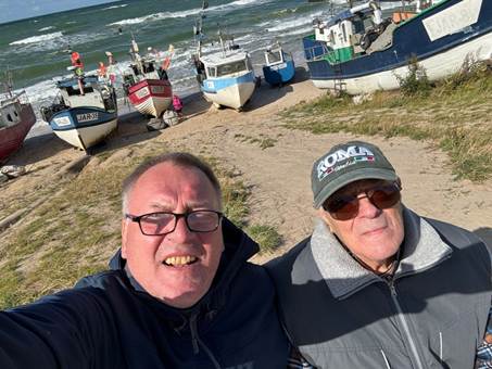 Ein Bild, das drauen, Person, Kleidung, Wasser enthlt.