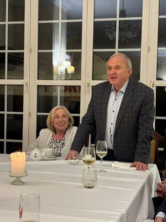 Ein Bild, das Kleidung, Menschliches Gesicht, Person, Geschirr enthlt.