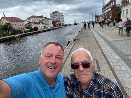 Ein Bild, das drauen, Person, Kleidung, Wasser enthlt.