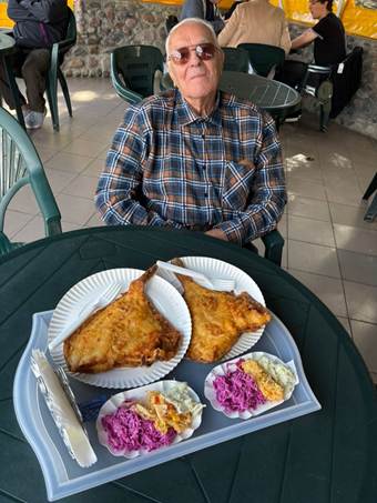 Ein Bild, das Person, drauen, Kleidung, Pflanze enthlt.