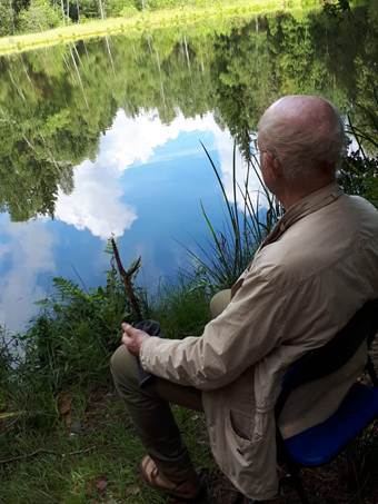 Ein Bild, das drauen, Kleidung, Baum, Person enthlt.