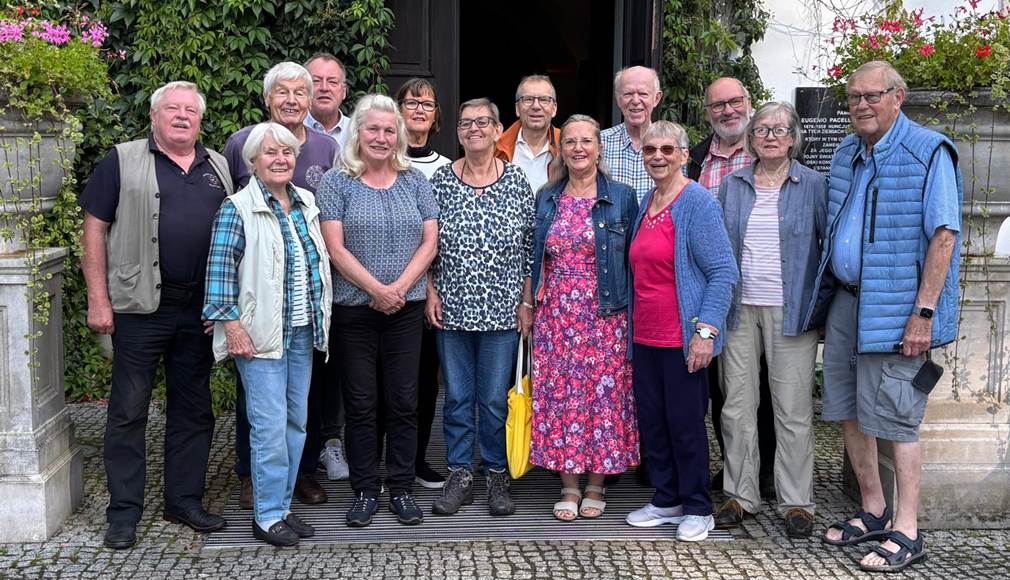 Ein Bild, das drauen, Baum, Grab, Pflanze enthlt.

KI-generierte Inhalte knnen fehlerhaft sein.