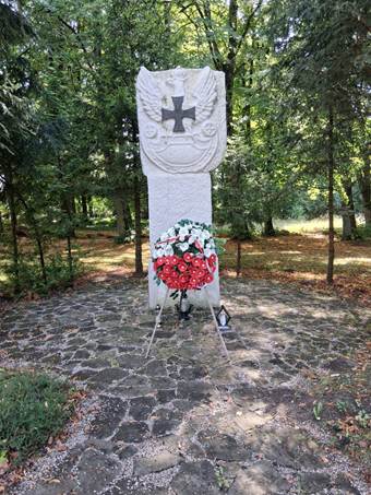 Ein Bild, das Im Haus, Wand, Mobiliar, Esstisch enthlt.